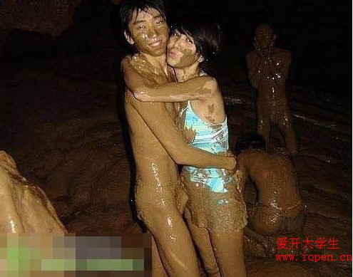 大學情侶如此恩愛，真是讓人敬佩呀