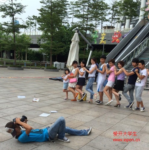 校園里的敬業(yè)拍攝，你是否被雷到呢？