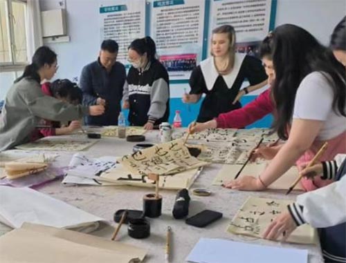 “揮毫潑墨顯師德，妙筆丹青送清風”