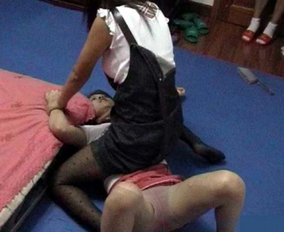 女學生打架各種圖片大曝光！