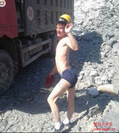 大學(xué)里的男屌絲用他的身體示范了什么叫做性感！