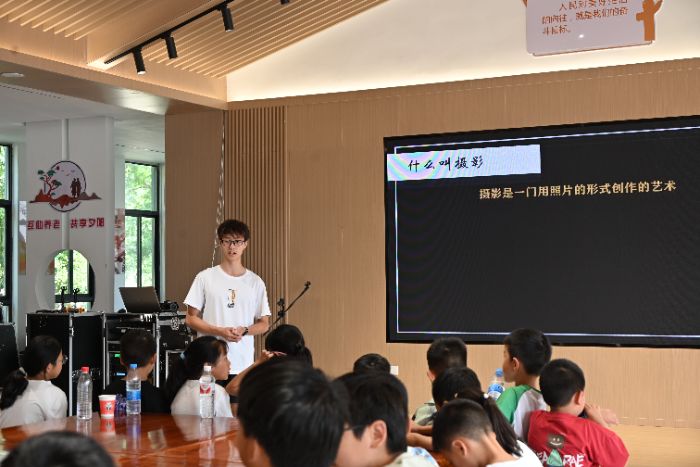 河海學子三下鄉：九宮格納青山顏，取景框收云海篇——開展攝影美育公開課