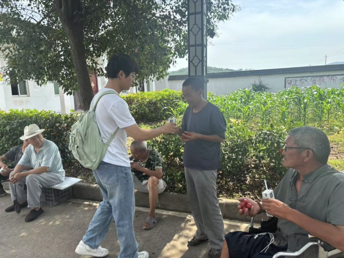淮北師范大學“銀齡暖陽”志愿服務團隊走進蔣疃敬老院開展暑期實踐活動