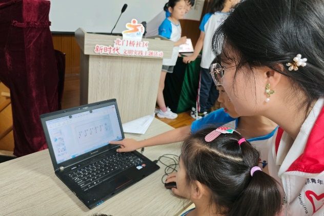 非遺漆扇制作實踐：用青春雙手，為傳統文化添“新彩”