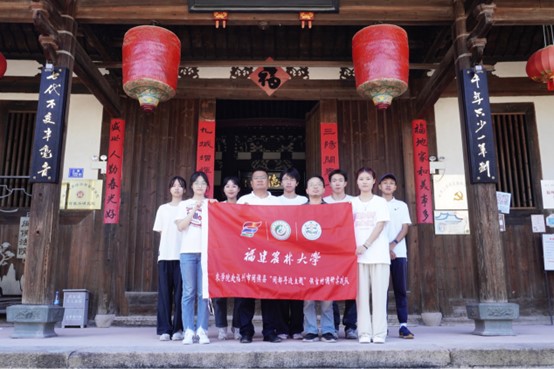 實(shí)踐隊(duì)與侯官村黨委書記王國(guó)志合影