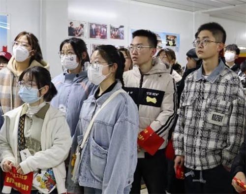 青春踐行二十大，續(xù)寫雷鋒新篇章