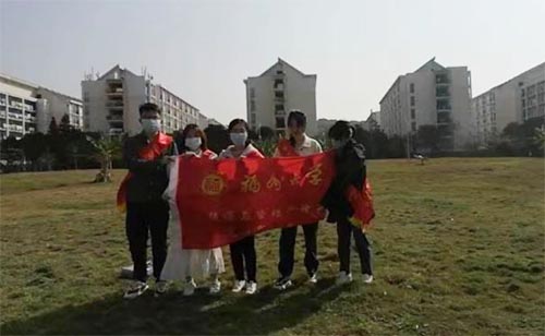 合力打掃綠草地，校園美化我先行