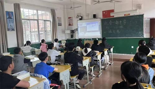 “三尺講臺奉明月踏地求理獻青春”共享課堂團立項活動