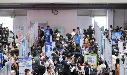 南開大學舉行今春首場雙選會 兩千名大學生現場求職